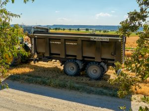 Bañera agrícola Beguer tándem de 7 metros, carga 25 metros cúbicos, negra Bañera agrícola Beguer tándem de 7 metros, carga 25 metros cúbicos, negra