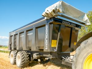 Bañera agrícola Beguer tándem de 7 metros, carga 25 metros cúbicos, negra Bañera agrícola Beguer tándem de 7 metros, carga 25 metros cúbicos, negra
