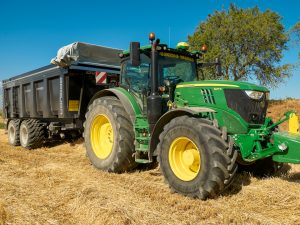 Bañera agrícola Beguer tándem de 7 metros, carga 25 metros cúbicos, negra Bañera agrícola Beguer tándem de 7 metros, carga 25 metros cúbicos, negra
